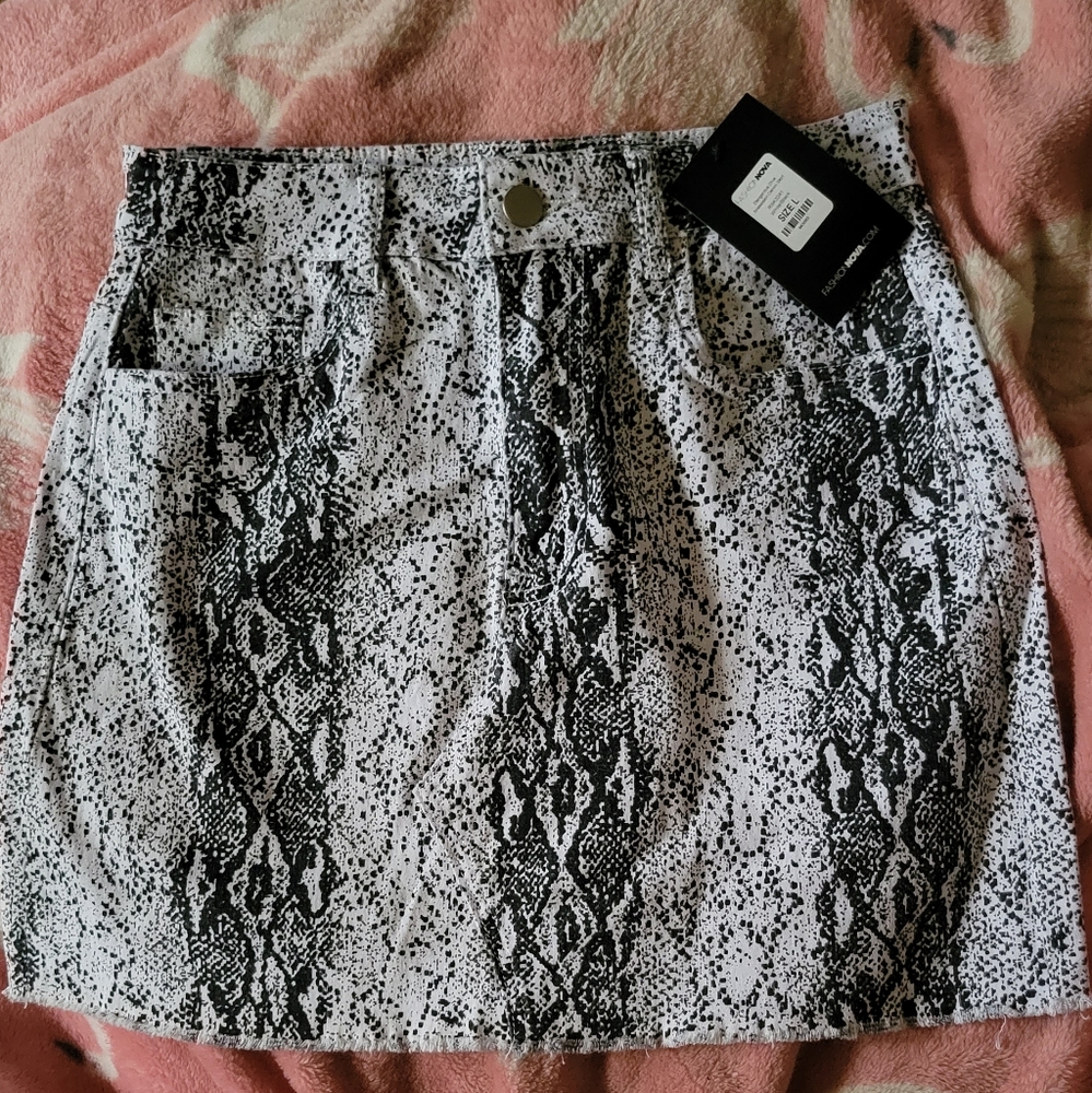 NWT Size Large Stretchy Fashion Nova High-Waisted Snakeskin Print Mini Skirt